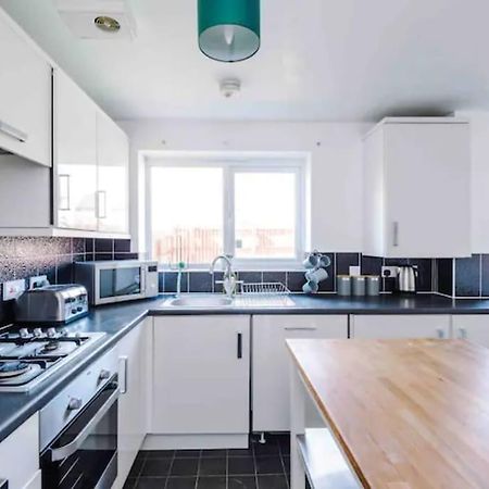 Spacious 5 Bedroom Home Hosted By Mcr Dens Manchester Kültér fotó