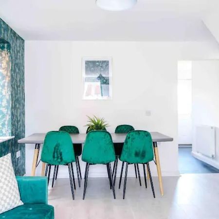 Spacious 5 Bedroom Home Hosted By Mcr Dens Manchester Kültér fotó