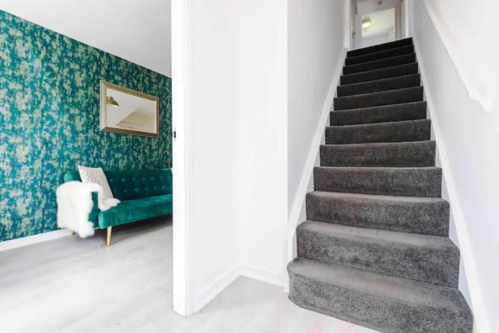 Spacious 5 Bedroom Home Hosted By Mcr Dens Manchester Kültér fotó