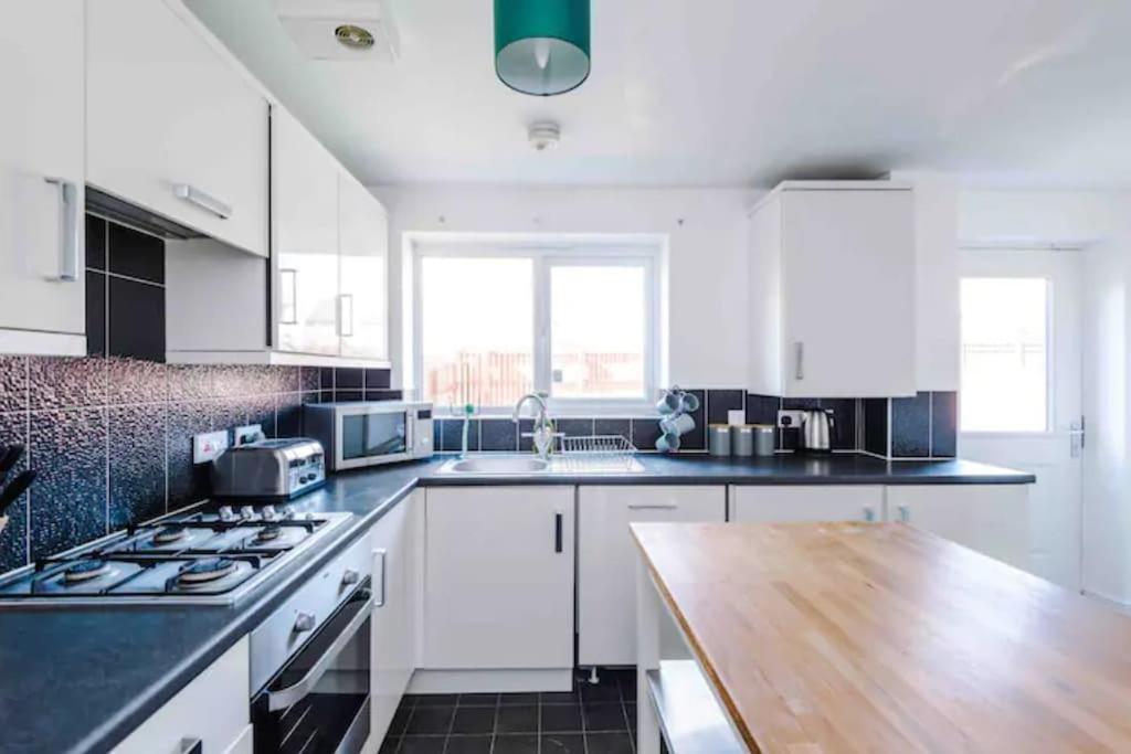 Spacious 5 Bedroom Home Hosted By Mcr Dens Manchester Kültér fotó