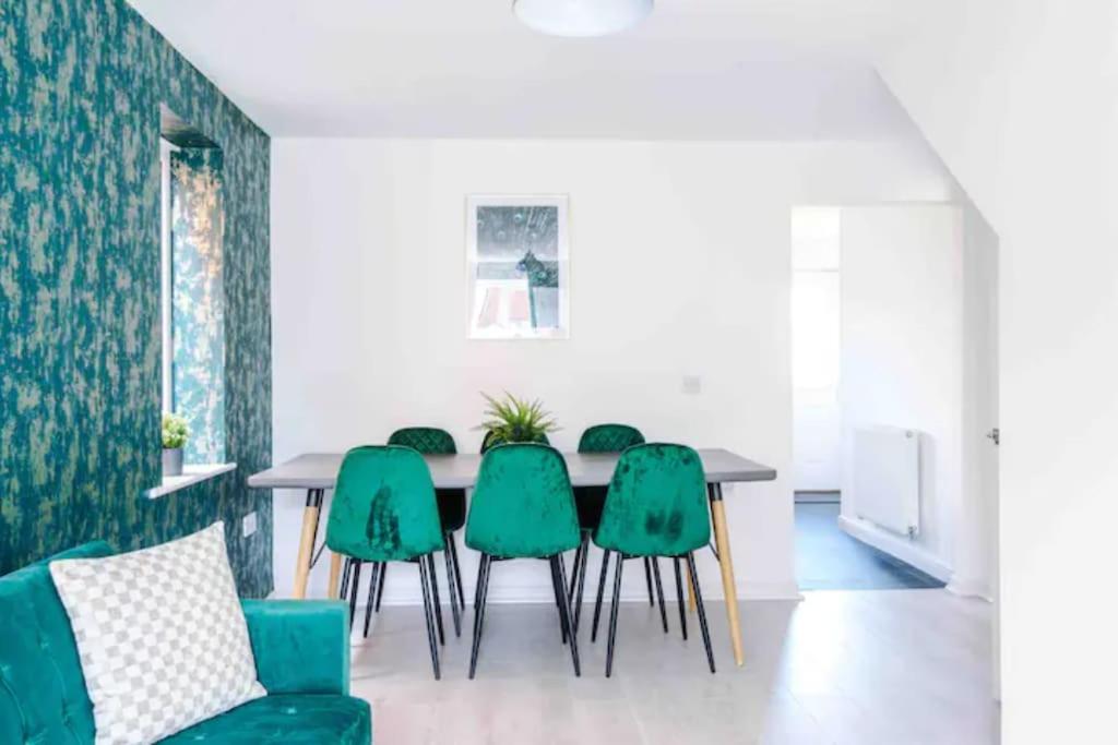 Spacious 5 Bedroom Home Hosted By Mcr Dens Manchester Kültér fotó