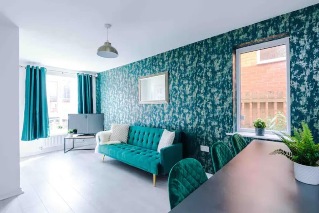 Spacious 5 Bedroom Home Hosted By Mcr Dens Manchester Kültér fotó