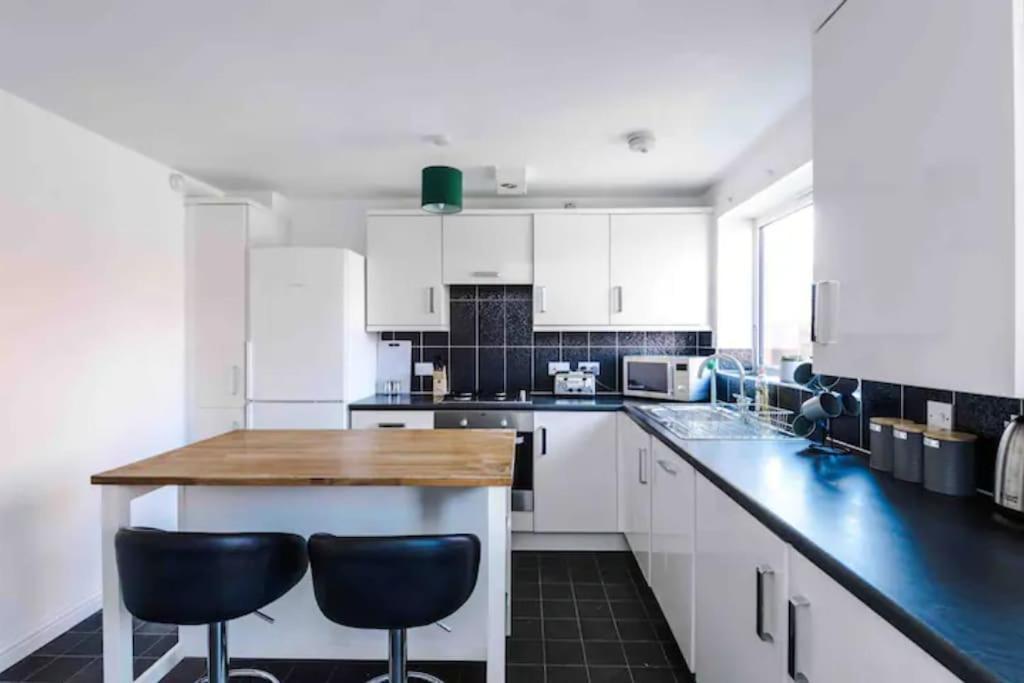 Spacious 5 Bedroom Home Hosted By Mcr Dens Manchester Kültér fotó